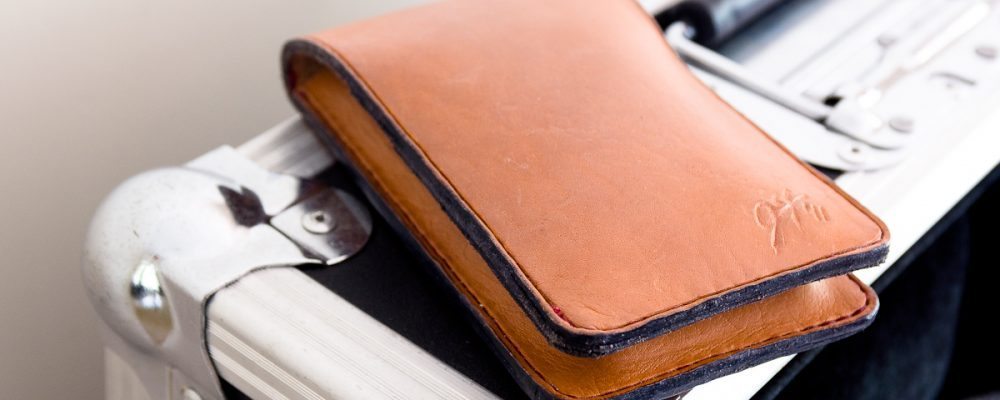The ageing of the iPhone 4 flip wallet leather